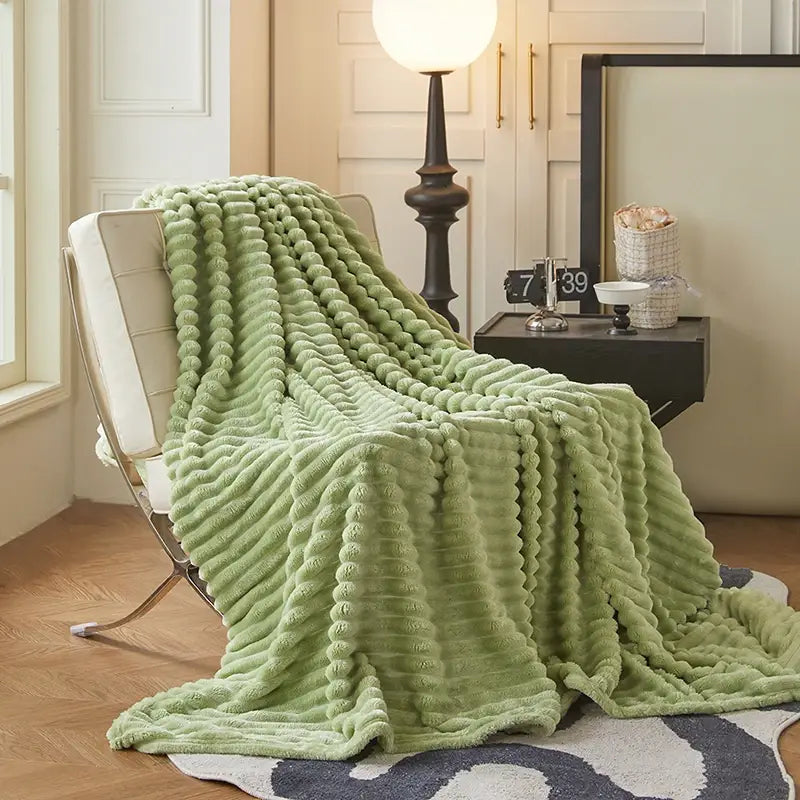 1Pc Fluffy Coral Velvet Blanket Air-Conditioned Flannel Plush Comfortable Thickened and Warm Soft Plush Throw Blanket