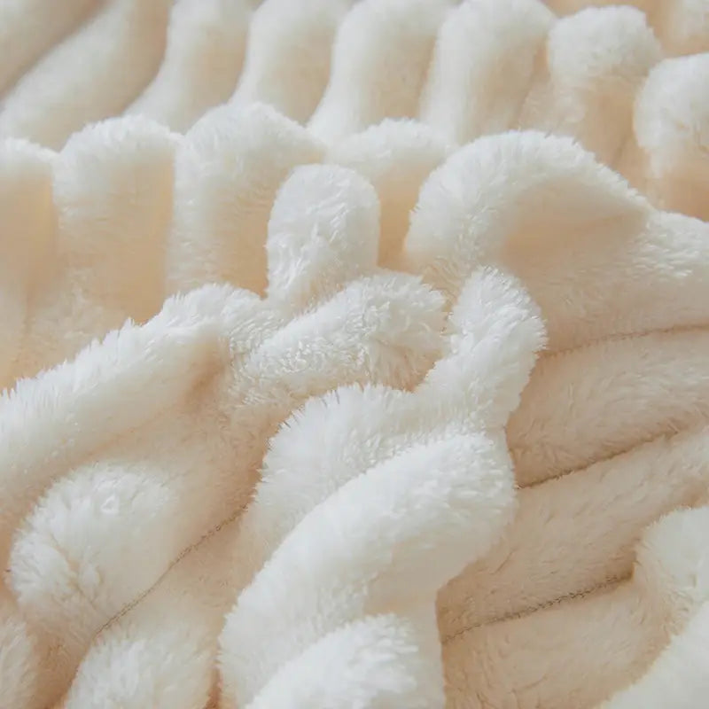 1Pc Fluffy Coral Velvet Blanket Air-Conditioned Flannel Plush Comfortable Thickened and Warm Soft Plush Throw Blanket